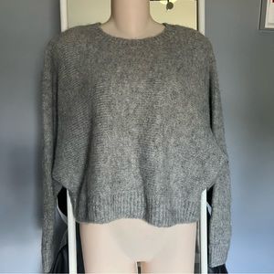 H&M Cropped Long-Sleeve Sweater Size Medium, Very Warm and Versatile